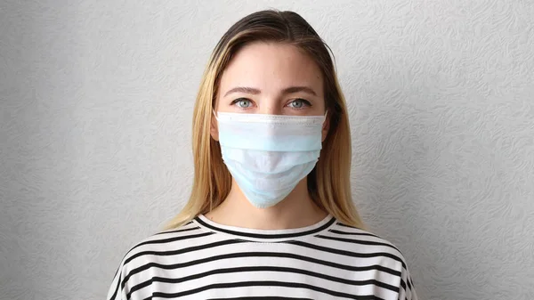 Mujer Que Usa Mascarilla Médica Para Protegerse Contra Pandemia Coronavirus —  Fotos de Stock