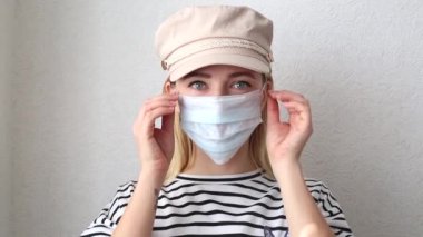 Genç kadın maskesini çıkarıp temiz hava soluyor. Coronavirus konsepti. Covid 19 izolasyon.