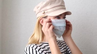Genç kadın maskesini çıkarıp temiz hava soluyor. Coronavirus konsepti. Covid 19 izolasyon.