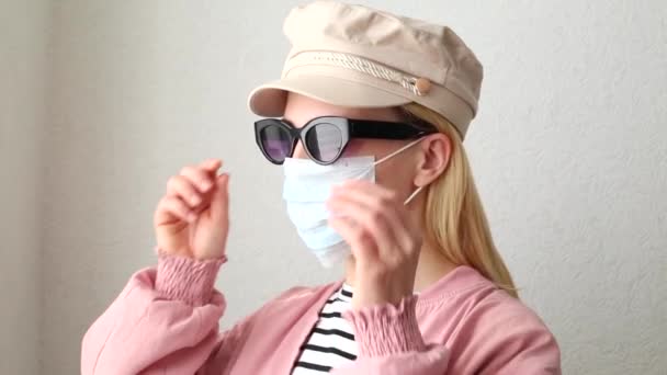 若い女性は顔のマスクを脱いで新鮮な空気を呼吸します コロナウイルスの概念 Covid Isolation Home — ストック動画