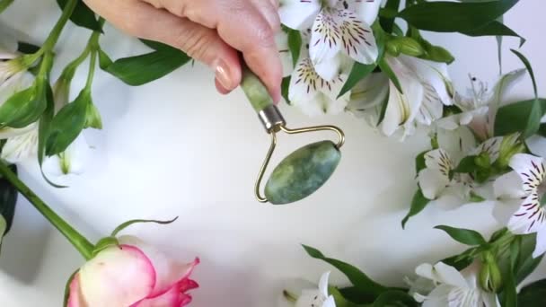 Jade Roller Witte Achtergrond Schoonheidsmiddelen Voor Huidbehandeling — Stockvideo