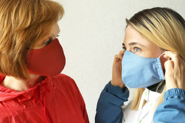 母亲和女儿在家里戴着手工制作的面罩 防止结肠病毒的侵袭 检疫概念 — 图库照片