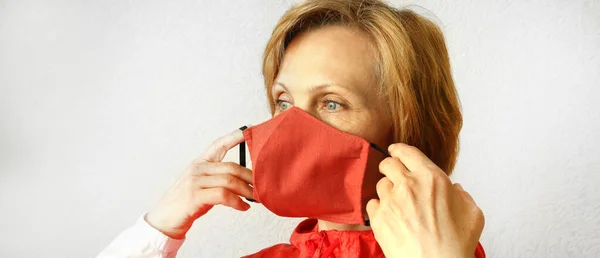 Mulher Usando Máscara Algodão Artesanal Casa Conceito Coronavírus Quarentena Ficar — Fotografia de Stock