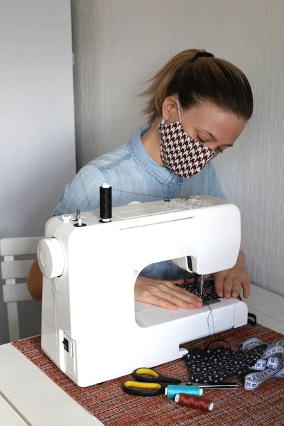 Mujer Cosiendo Máscaras Faciales Para Protegerse Contra Virus Corona Casa — Foto de Stock