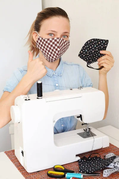 Mujer Cosiendo Máscaras Faciales Para Protegerse Contra Virus Corona Casa — Foto de Stock