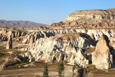 Kapadokya Türkiye 'de vadi ve kaya oluşumları. Tuff volkanik kayalıkları ve kumtaşı manzarasından yapılmış tepeler.