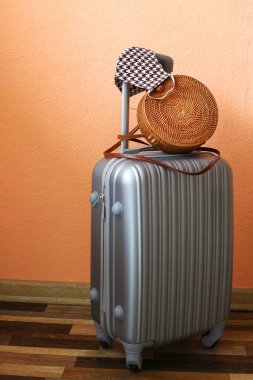 Çanta el çantası ve turuncu arka planda yüz maskesi. Coronavirus covid 19 'dan sonra seyahat konsepti. Yola çıkmaya hazır..