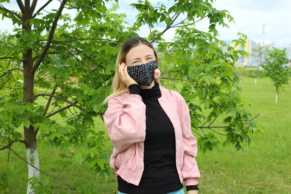 Woman Wearing Cloth Cotton Face Mask Decorated Flowers Street Stylish — Stock Photo, Image