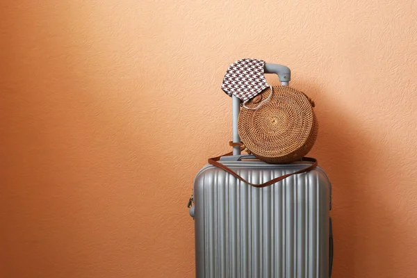 Βαλίτσα Τσάντα Χειρός Και Μάσκα Προσώπου Πορτοκαλί Φόντο Ταξιδιωτικό Concept — Φωτογραφία Αρχείου