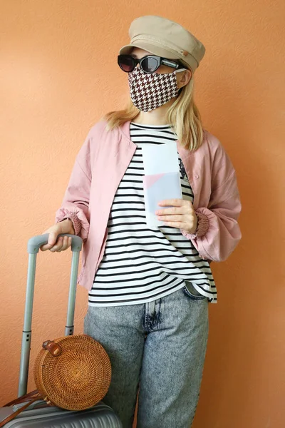 Νεαρή Γυναίκα Ταξιδιώτισσα Φορώντας Χειροποίητη Βαμβακερή Μάσκα Προσώπου Τσάντα Βαλίτσας — Φωτογραφία Αρχείου