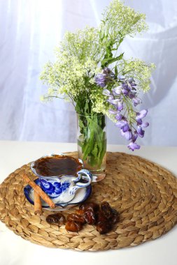 Seçici odak noktası çay fincanı ve kahve fincanı mavi gzhel Rus tarzı süs beyaz arka planda. Antika çay fincanı..