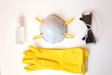 Sarı eldivenler ve koruyucu gözlüklü tıbbi yüz maskesi kovid 19 koronavirüsü önlemek için.. 