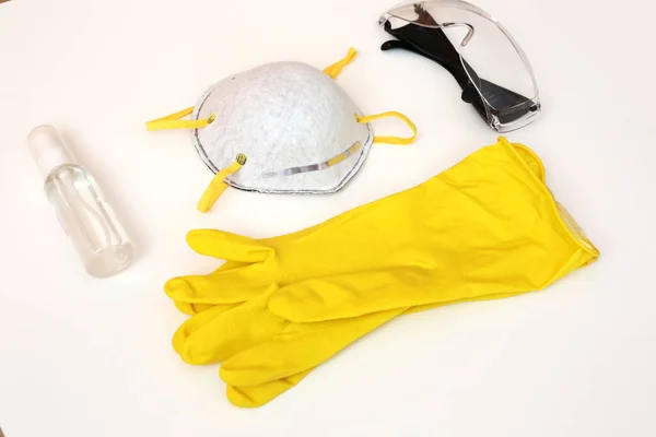 黄色手套和戴防护眼镜的医用面罩 以防止眼镜蛇 — 图库照片