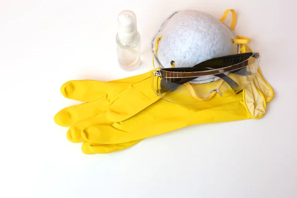 黄色手套和戴防护眼镜的医用面罩 以防止眼镜蛇 — 图库照片