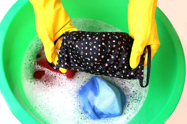 用手工在水中洗净可重复使用的棉布面罩 结肠炎期间的预防方法19 — 图库照片