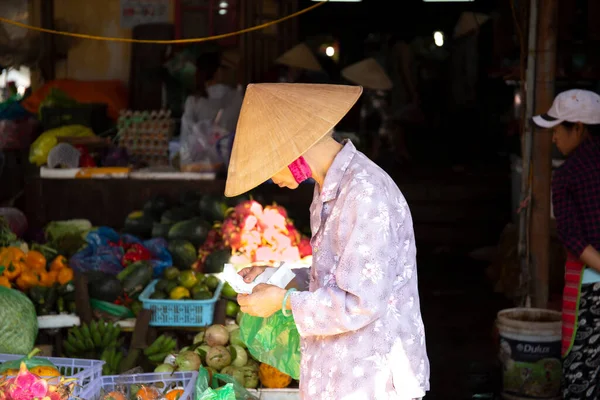 Vieja Mujer Asiática Vietnamita Contando Dinero Mercado Hoian Vietnam — Foto de Stock