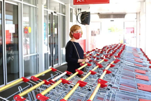 Вибірковий Фокус Зріла Жінка Робить Покупки Візком Супермаркеті Масці Обличчя — стокове фото