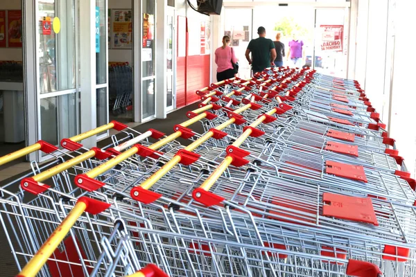 Coronavirus Covid Zamanında Süpermarketten Alışveriş Yapmak Için Seçici Odaklı Tramvay — Stok fotoğraf