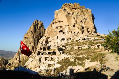 Kapadokya Türkiye 'de mağara kenti ve kaya oluşumları. Güzel kayalık dağ manzarası. Türk turistik merkezi.