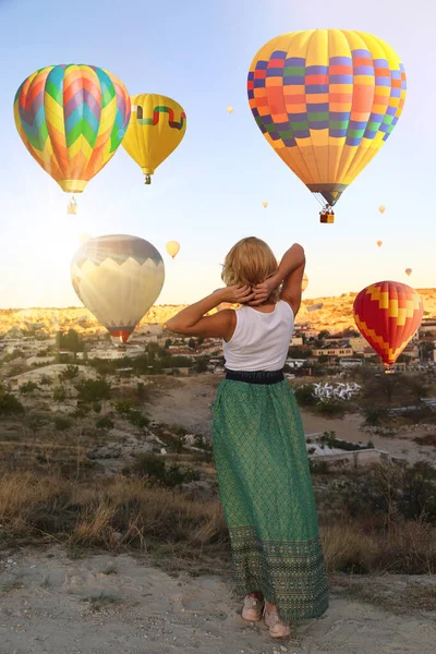 Vacker Glad Flicka Resenär Njuter Soluppgång Och Ballong Flygning Kappadokien — Stockfoto