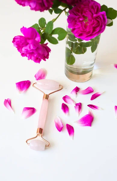 Розовый Кварцевый Ролик Цветочном Фоне Курортные Поселки Derma Roller Aging — стоковое фото
