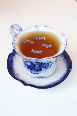 Seçici odak noktası, çiçekli eski seramik çay. Zarafet ve romantik masa eşyaları..