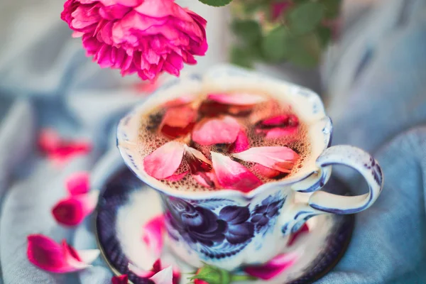 Enfoque Selectivo Antigua Taza Cerámica Vintage Con Flores Elegancia Artículos — Foto de Stock