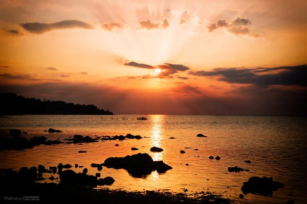 Eine Silhouette Von Felsen Meer Mit Der Sonne Einem Schönen — Stockfoto