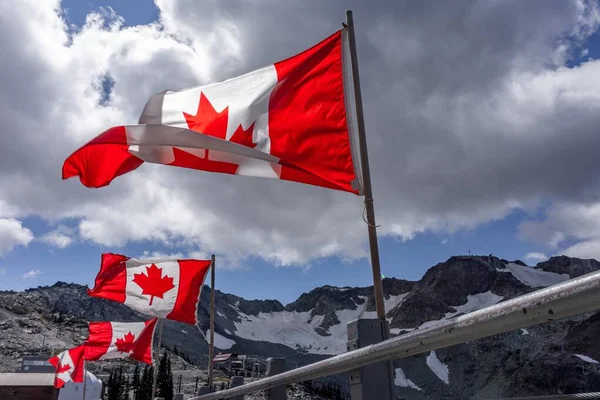 Egy Lélegzetelállító Felvétel Kanadai Zászlókról Whistler Hegy Tetején Kanada — Stock Fotó