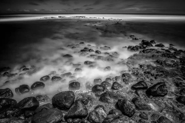 Ein Graustufen Mystischer Blick Auf Unter Den Meereswellen Liegende Felsformationen — Stockfoto