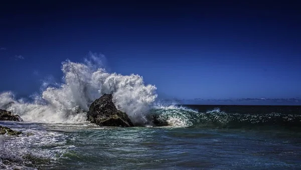 Ένα Όμορφο Τοπίο Από Τρελά Κύματα Που Καλύπτουν Βράχια Στη — Φωτογραφία Αρχείου