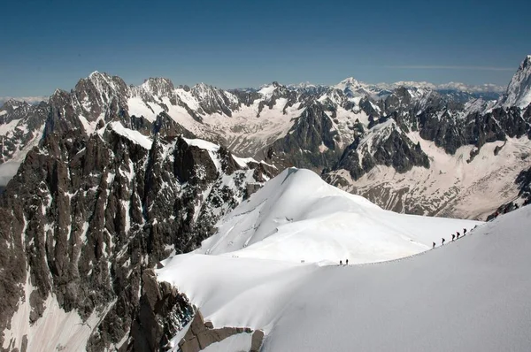 Prachtige Bergen Bedekt Met Sneeuw Onder Blauwe Lucht — Stockfoto