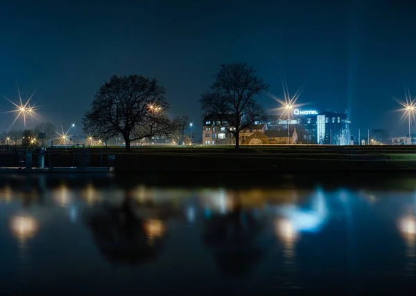 Hermosa toma de un paisaje urbano lleno de luces durante la noche —  Fotos de Stock