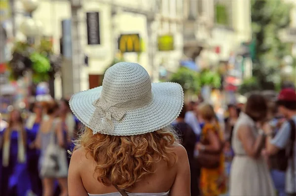 Una Mujer Rubia Con Sombrero Blanco Pie Una Calle Llena — Foto de Stock