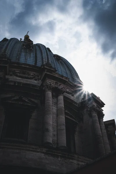 Tiro vertical de ángulo bajo de un templo con una cúpula redonda bajo el hermoso cielo nublado — Foto de Stock