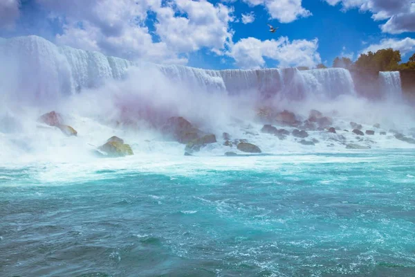 Una Fantástica Vista Una Poderosa Cascada Mar Impresionante Cielo Nublado — Foto de Stock