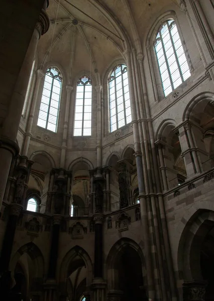 Captura vertical de ángulo bajo de la Catedral de Magdeburgo durante el día — Foto de Stock