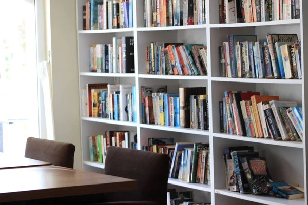 Una Gran Biblioteca Con Estantes Llenos Libros —  Fotos de Stock