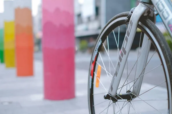 Tiro Enfoque Superficial Una Rueda Bicicleta —  Fotos de Stock