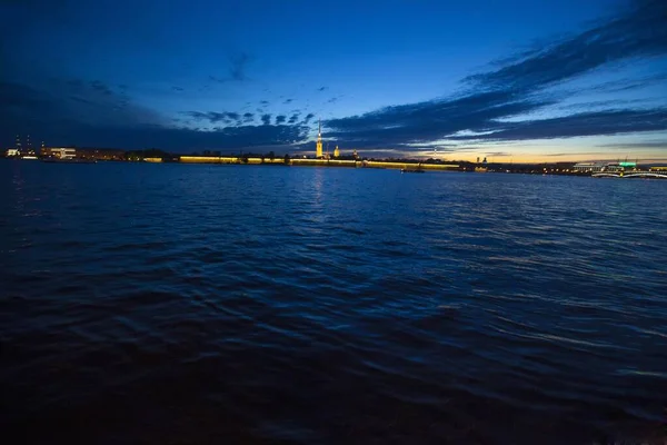 Lélegzetelállító esti táj a történelmi Neva folyónál Szentpéterváron, Oroszországban — Stock Fotó