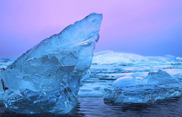 Lago Ghiacciato Durante Inverno Con Pezzi Ghiaccio Sulla Superficie Fredda — Foto Stock