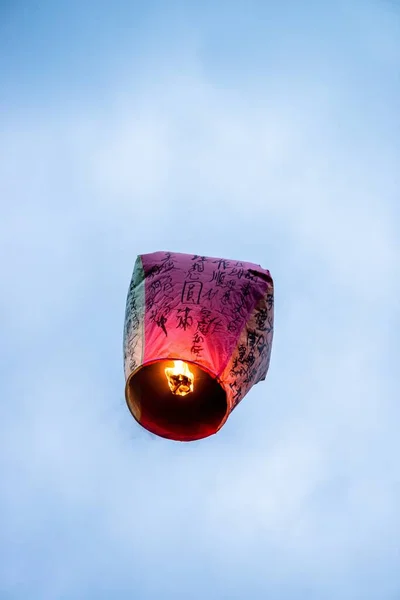 Niski kąt ujęcia pięknej latarni kolorowe z chińskich napisów latających na czystym niebie — Zdjęcie stockowe