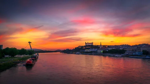 俯瞰城市旁边的一条大河 背景是色彩斑斓的夕阳天空 令人叹为观止 — 图库照片