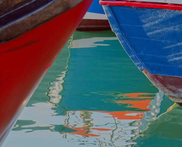 Відображення Синіх Червоних Кораблів Морі Біля Гавані — стокове фото