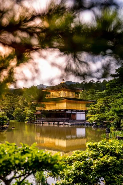 Imagen vertical de los edificios kinkaku-Ji con un cielo nublado en el fondo — Foto de Stock