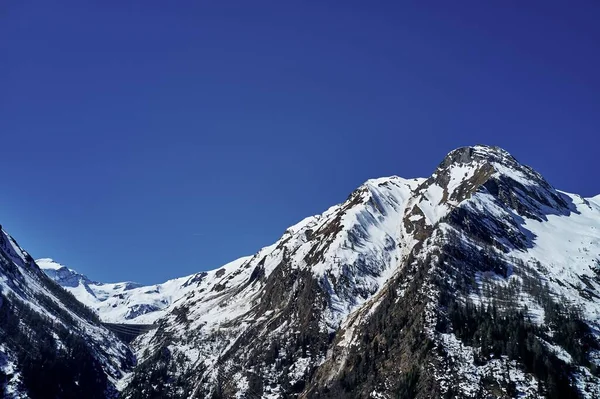 一张美丽的低角度的山的照片 雪盖着山峰 背景是天空 — 图库照片