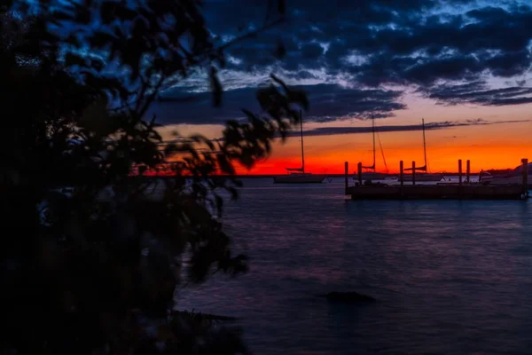 Силуэт Лодок Море Захватывающим Видом Закат Заднем Плане — стоковое фото