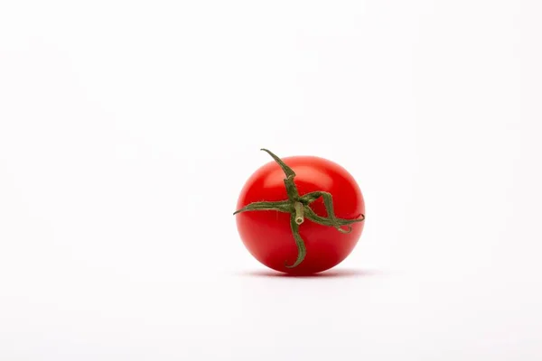 Gros Plan Une Tomate Cerise Sur Fond Blanc Parfait Pour — Photo