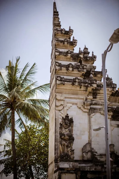 Vertikal låg vinkel skott av ett hinduiskt tempel i mitten av en park — Stockfoto