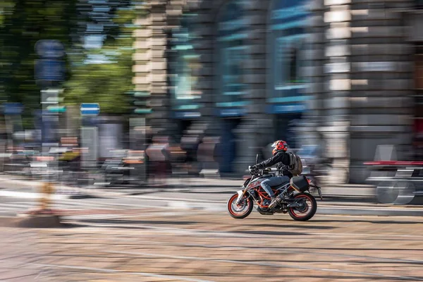 Wybiórcze Ujęcie Osoby Prowadzącej Sportowy Motocykl Rozmazanym Otoczeniem — Zdjęcie stockowe